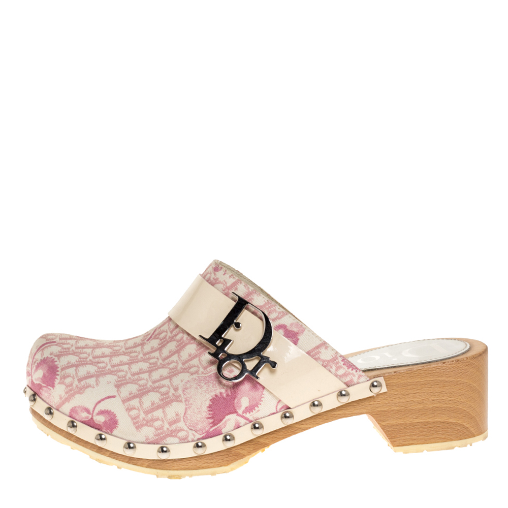 

Dior Pink/White Diorissimo Canvas And Patent Leather Trim Clog Mules Size