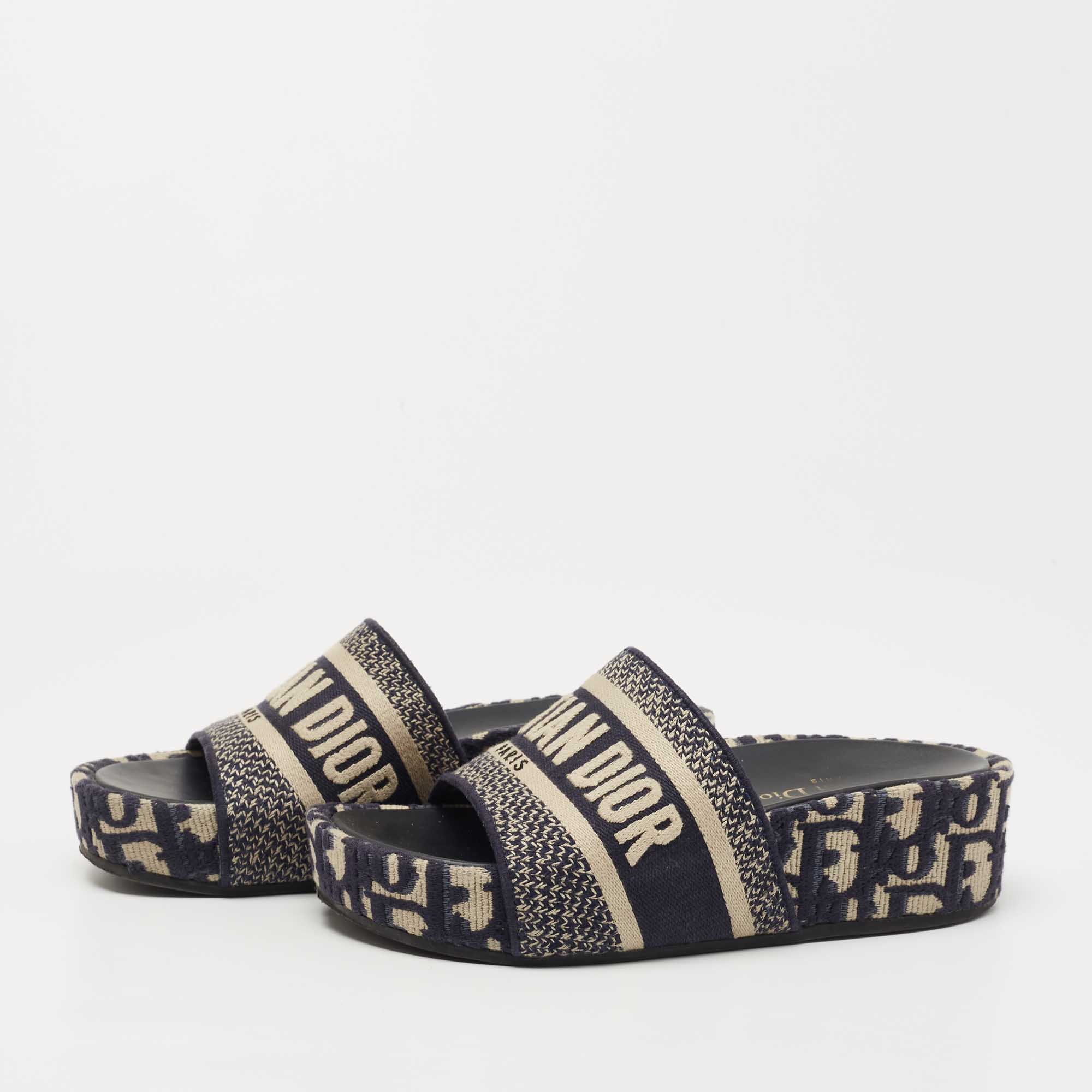 

Dior Navy Blue/White Canvas Oblique Embroid D-way Slides Size