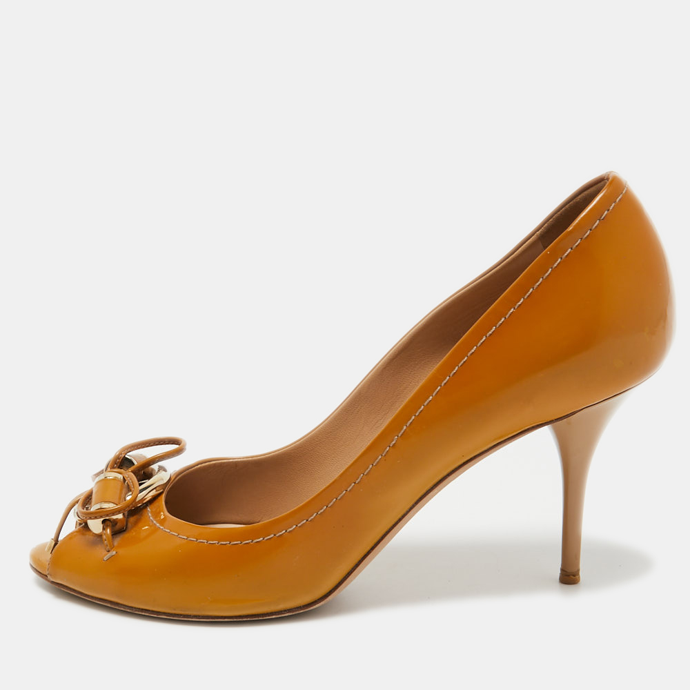 Exhibit an elegant style with this pair of pumps. These elegant shoes are crafted from quality materials. They are set on durable soles and sleek heels.