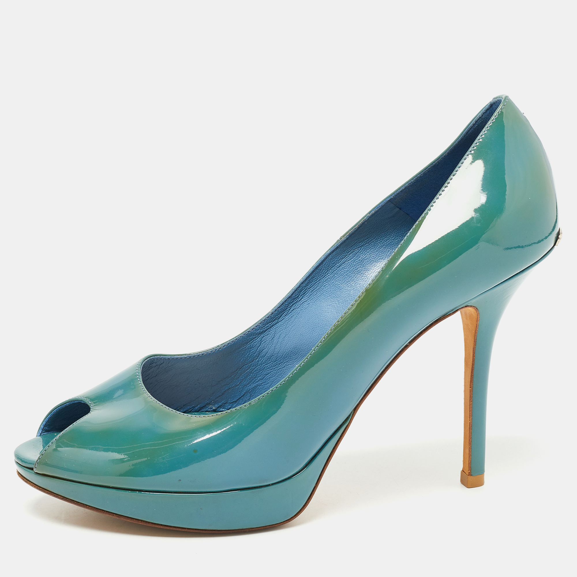 Every woman needs a pair of classy blue pumps and these Christian Dior Miss Dior peep toe pumps fit the bill perfectly. Made from patent leather this pair features comfortable insoles and 10.5 cm heels.