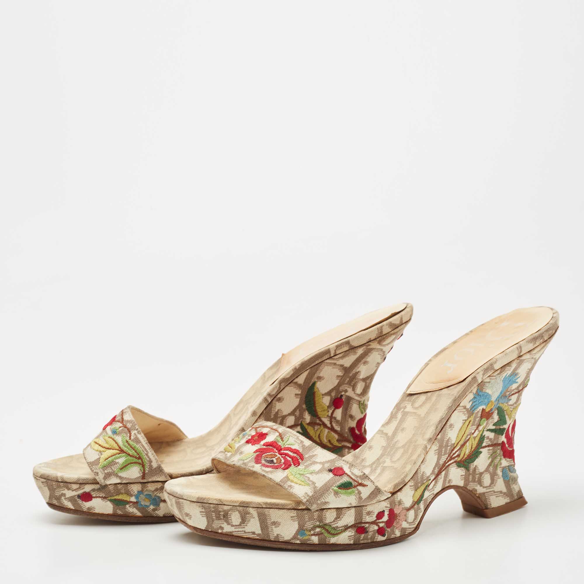 

Dior Brown/Beige Oblique Canvas Floral Embroidered Wedge Sandals Size