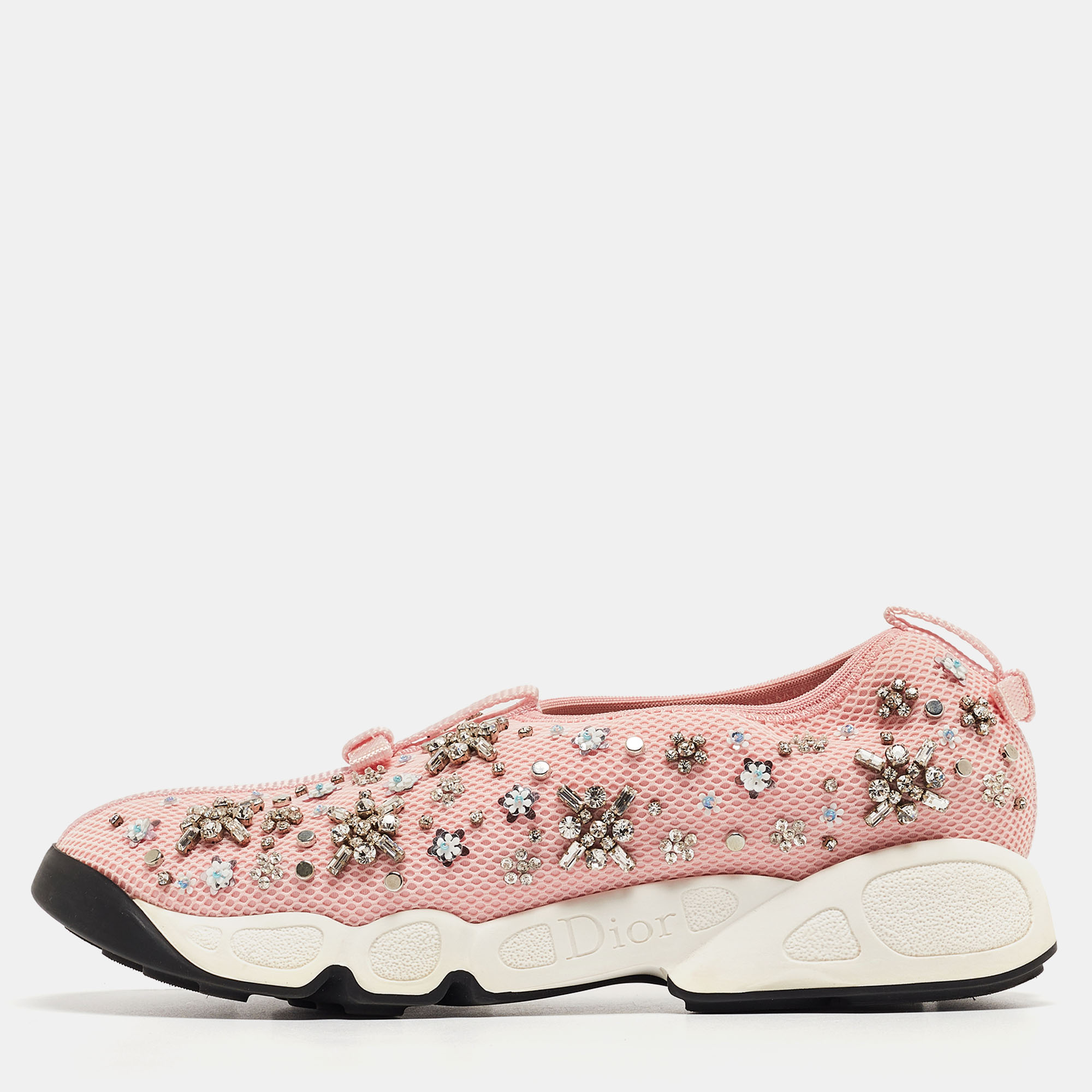 These Dior Fusion sneakers has the perfect amalgamation of a striking appeal and practical ease. Created beautifully from pink mesh it is decorated with attractive embellishments. The leather insoles and rubber soles makes sure these shoes ensures relaxed movement.