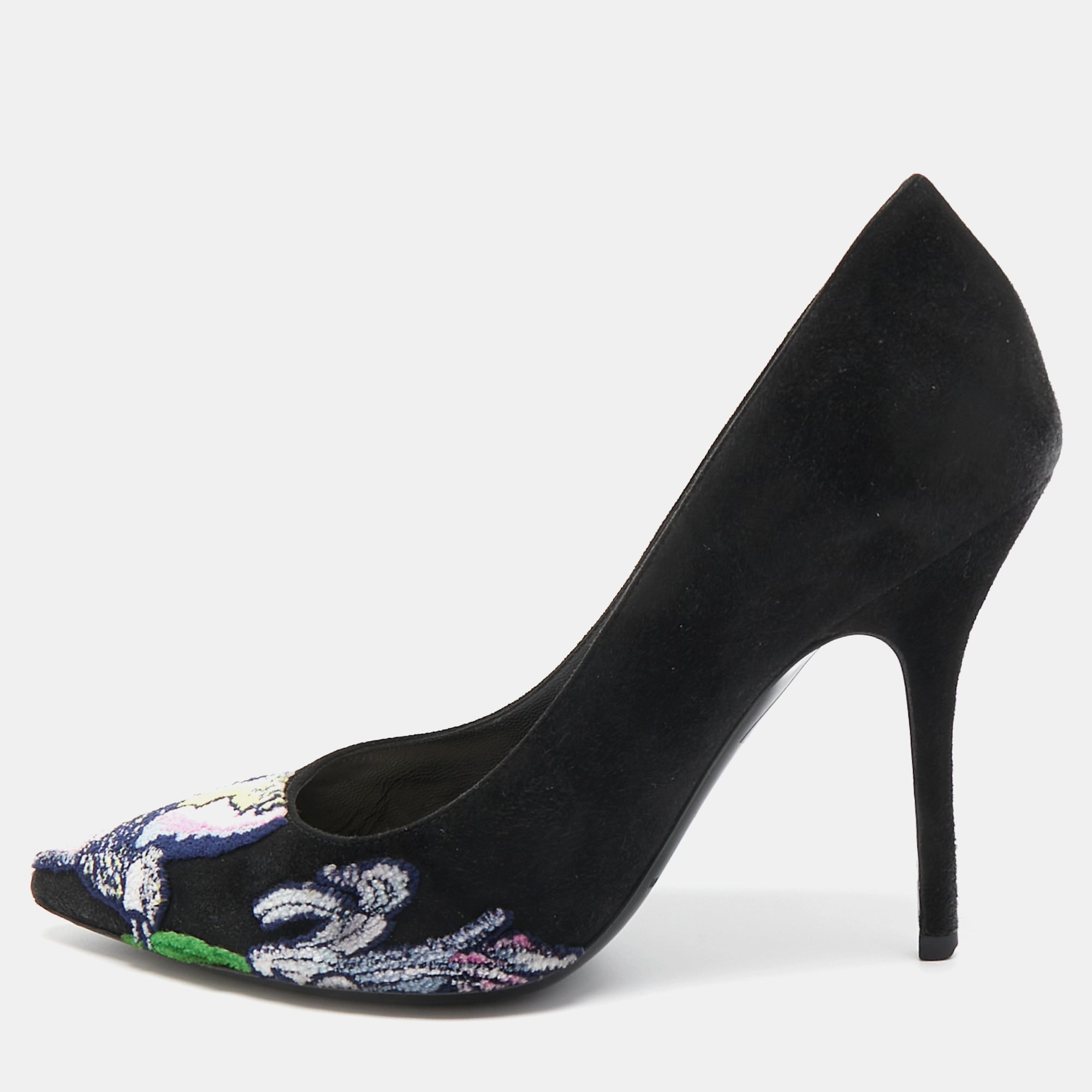 Cast a spell of wonder on your audience whenever you step out in these pumps from Dior. Beautifully crafted from black suede and adorned with a beautiful embroidery towards the vamps they are shaped with pointed toes and completed with 11cm heels.