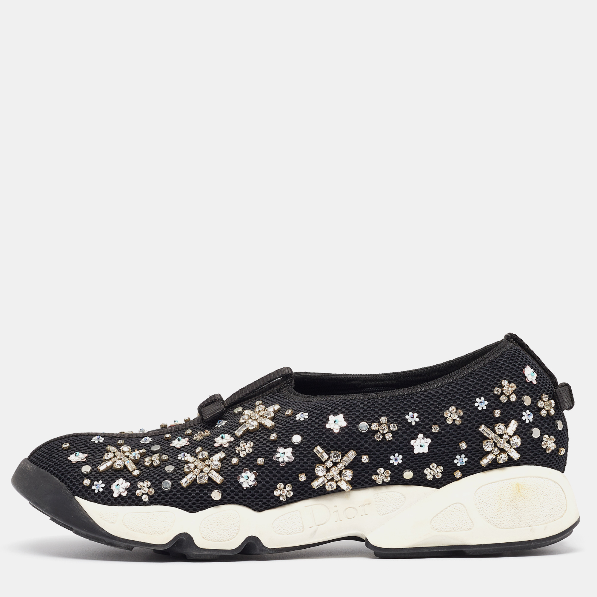 These Dior Fusion sneakers has the perfect amalgamation of a striking appeal and practical ease. Created beautifully from black mesh it is decorated with attractive embellishments and flaunts the brand signature on the side. The leather insoles and rubber soles makes sure these shoes ensures relaxed movement.