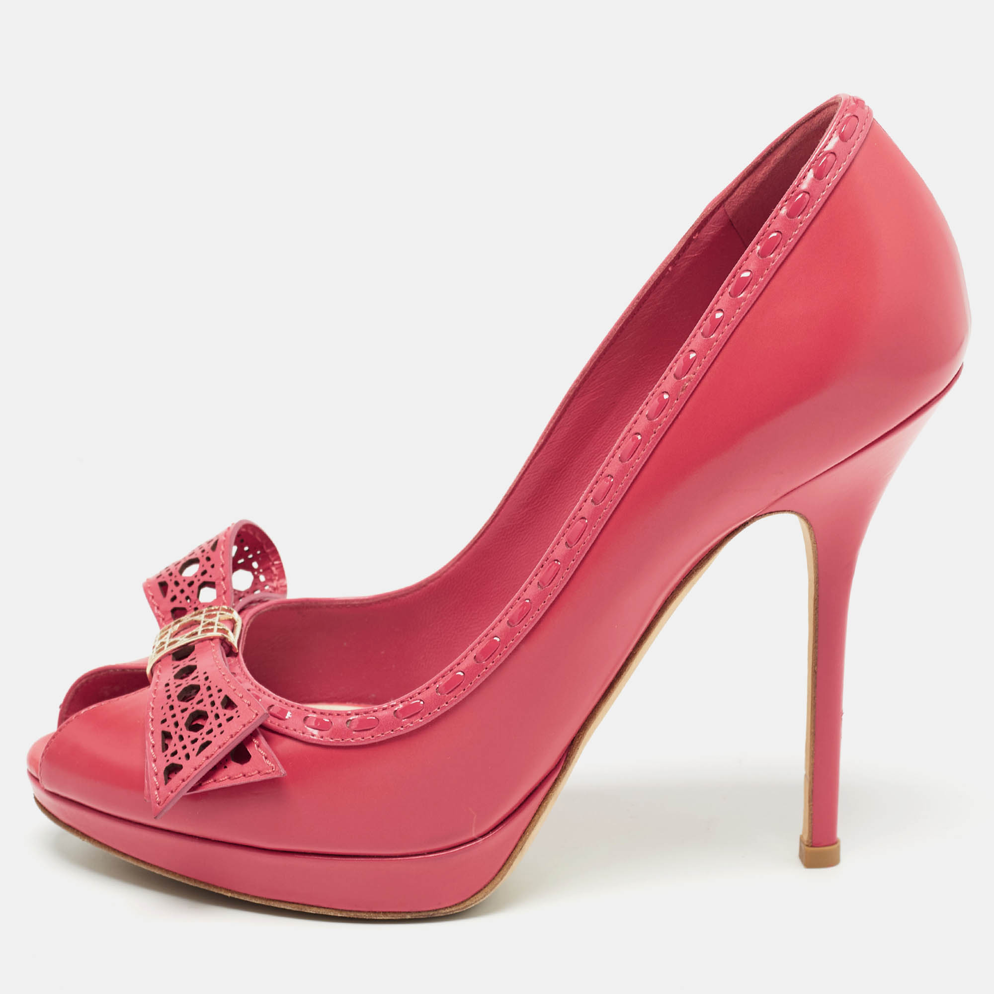 Add these Dior beauties to your closet today and flaunt them with all your outfits. They have been crafted from pink leather and come with a Cannage detailed bow detail in the front. The peep toe pumps comes made from leather and are complete with stiletto heels.