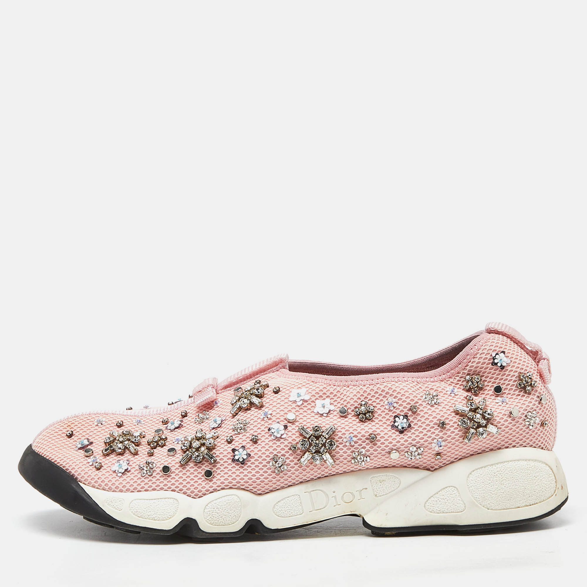 These Dior Fusion sneakers has the perfect amalgamation of a striking appeal and practical ease. Created beautifully from pink mesh it is decorated with attractive embellishments. The leather insoles and rubber soles makes sure these shoes ensures relaxed movement.