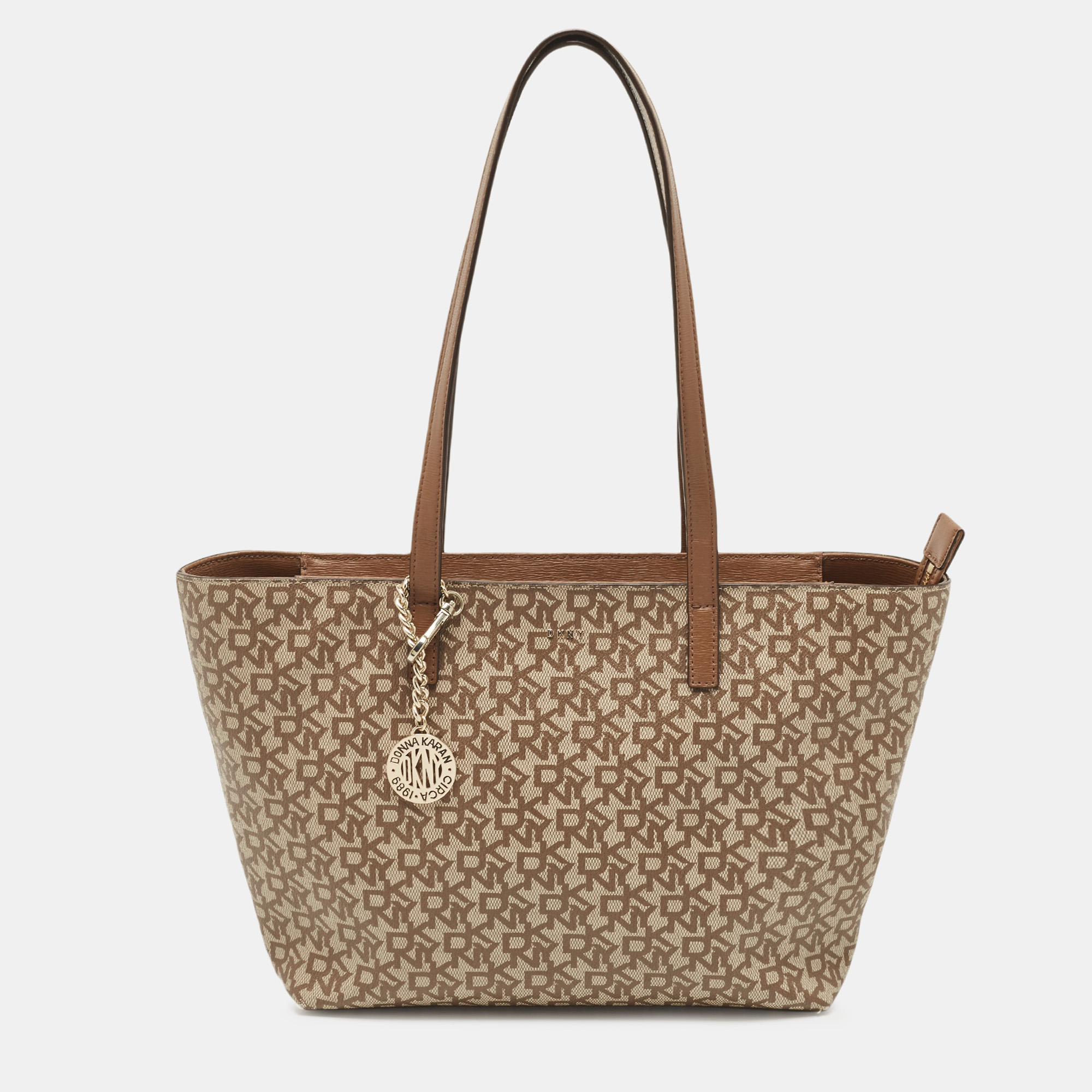 Elevate your everyday elegance with this DKNY womens tote. Meticulously crafted it seamlessly blends luxury and functionality to be a reliable accessory.