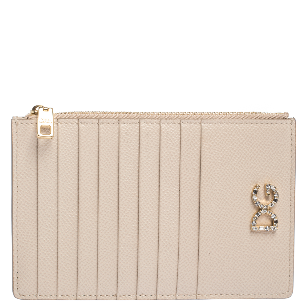 مملوكة مسبقًا محفظة بطاقات دولتشي أند غابانا جلد بيج بالشعار مزخرف كريستال بسحاب