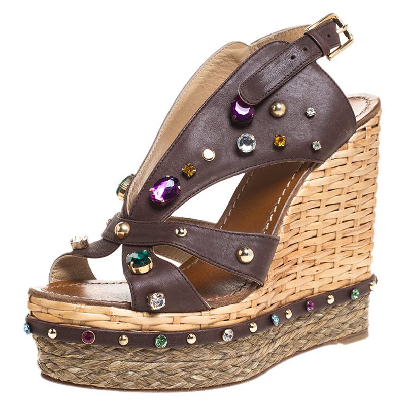 مملوكة مسبقًا Dolce and Gabbana Brown Leather Crystal And Stud Embellished Raffia Wedges Size 40