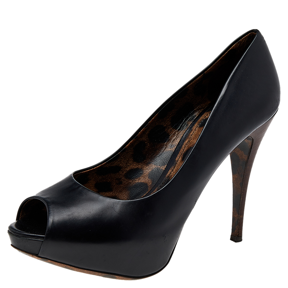 Crafted from well designed leather this pair of pumps will make you look like a diva. Don an uber chic look by flaunting this pair of exquisite Dolce and Gabbana pumps. Look classy and composed with this pair of impressive black pumps.