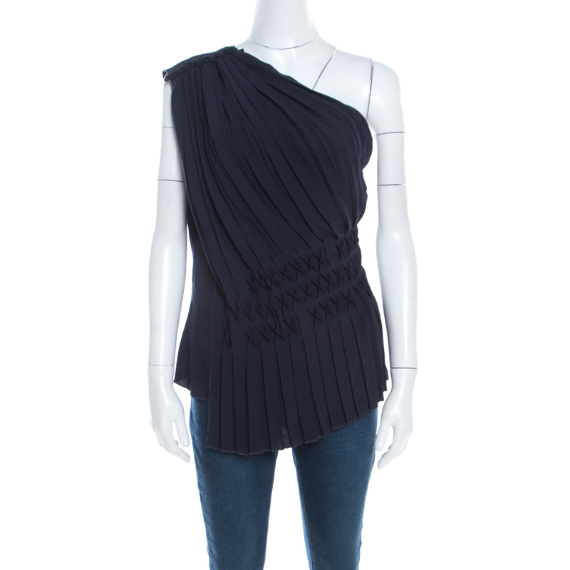 This Nienke top deserves to be added to your collection. Its stylish design and fine finishing will definitely meet your expectations. This one shoulder top features a pleated honeycomb smocking detail at the front. In a navy blue shade this charming piece will surely dazzle your evening.