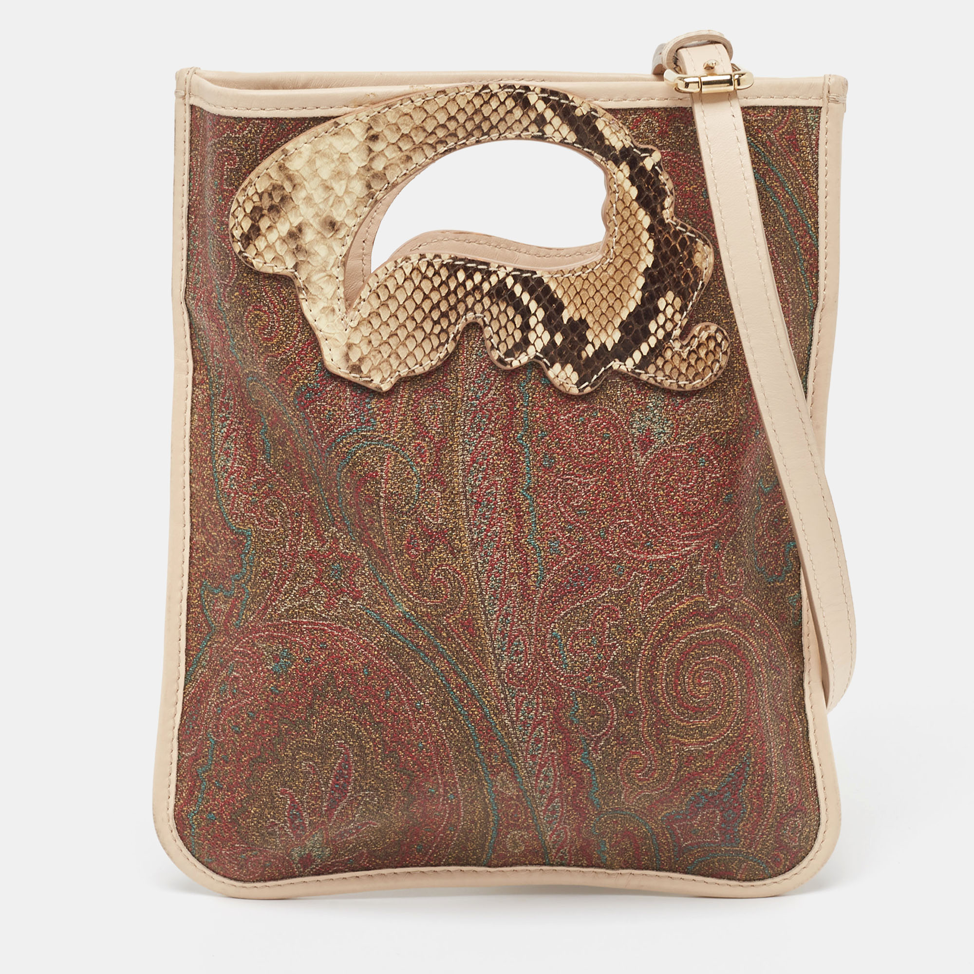 A beautiful and stylish bag to wear through the day or dress up for the day parties this Etro crossbody bag can fit your basic essentials with ease. Crafted in brown paisley printed coated canvas this bag is accented with beige leather trimming and adjustable long strap along.