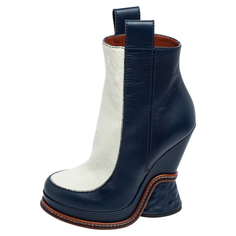 

Fendi Navy Blue/White Leather and Calf Hair Ankle Boots Size
