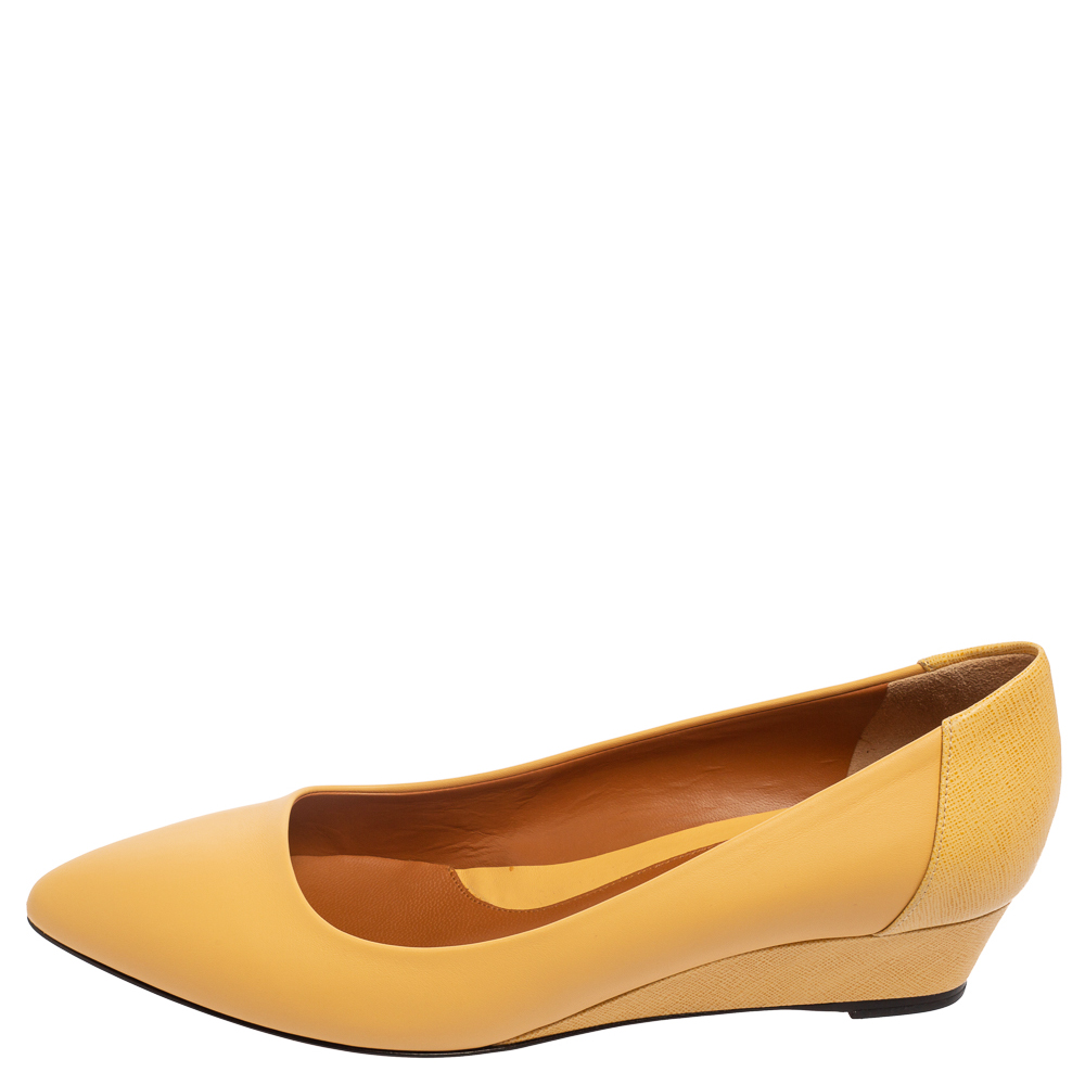

Fendi Yellow Leather Pointed-Toe Wedge Pumps Size
