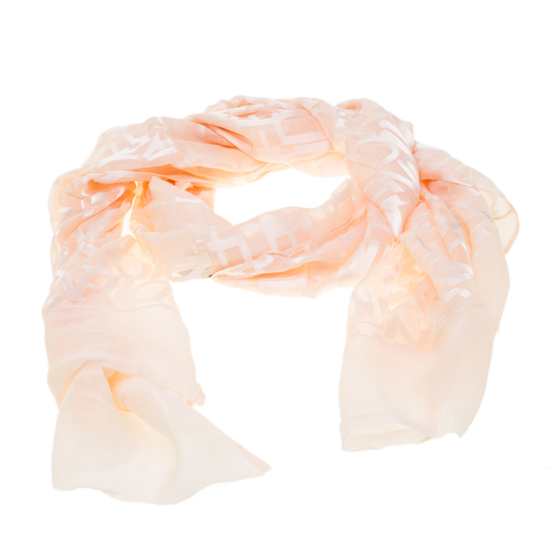 مملوكة مسبقًا وشاح فندي حرير شيفون وردي فاتح بالشعار 