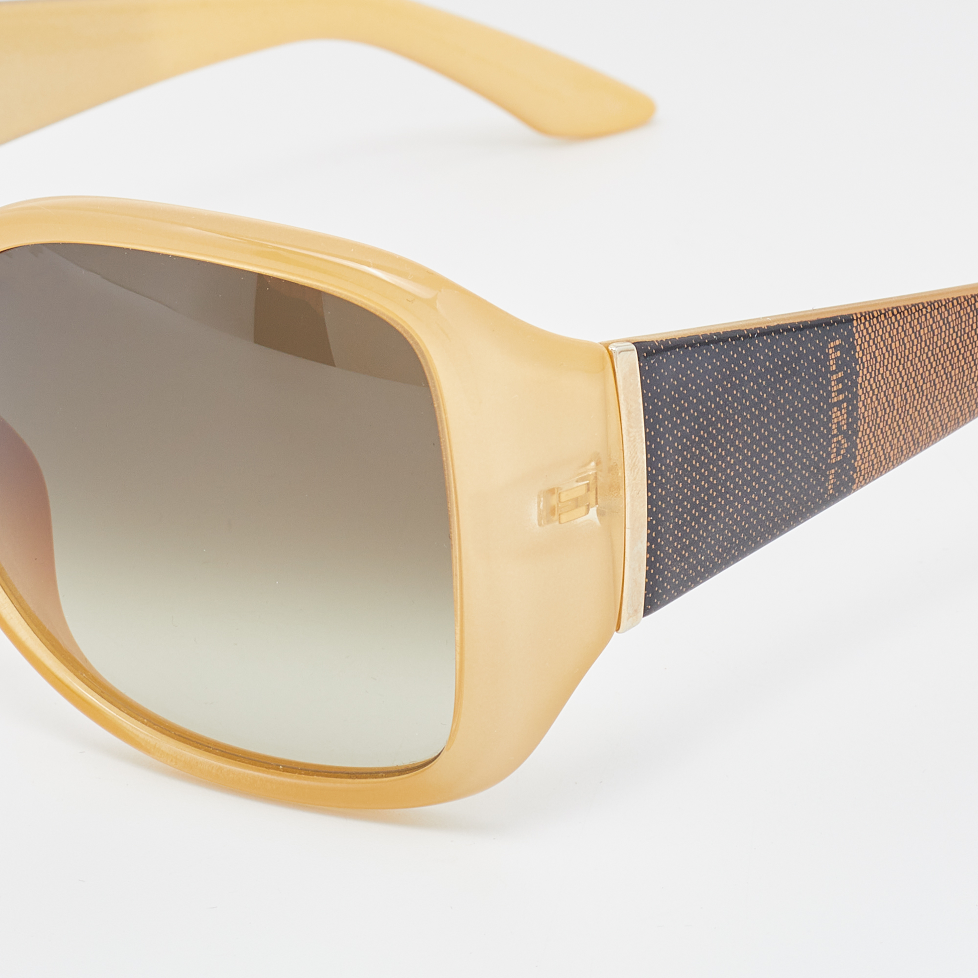 

Fendi Cream/Green Gradient Pequin FS5254 Oversized Sunglasses