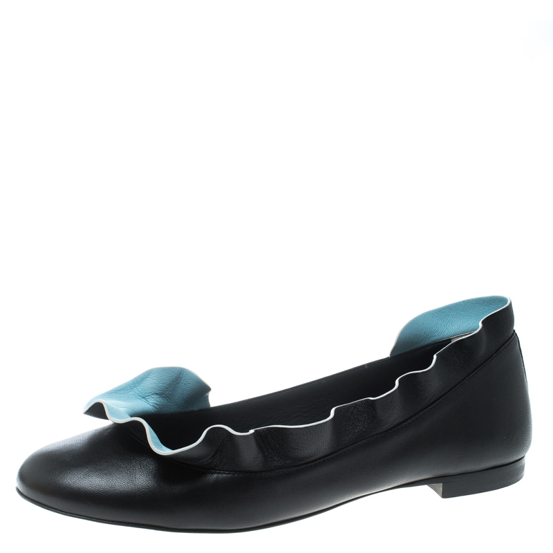 حذاء باليرينا فلات فندي جلد أسود بحواف مكشكشة مقاس 37.5