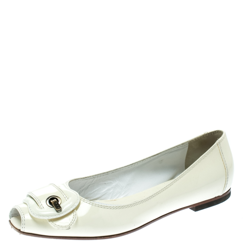 حذاء فلات باليه فندي مقدمة مفتوحة مربعة تفاصيل إبزيم جلد لامع أبيض مقاس 38.5