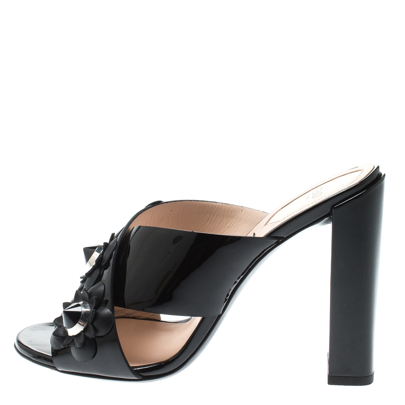 

Fendi Black Patent Leather Floral Embellished Cross Strap Sandals Size