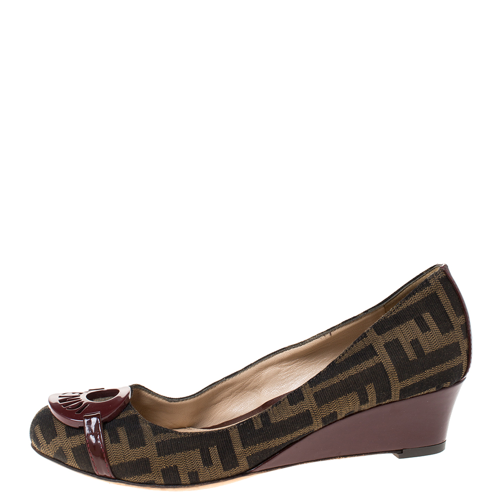 

Fendi Burgundy Patent Leather and Tobacco Zucca Canvas Logo Plate Wedge Pumps Size