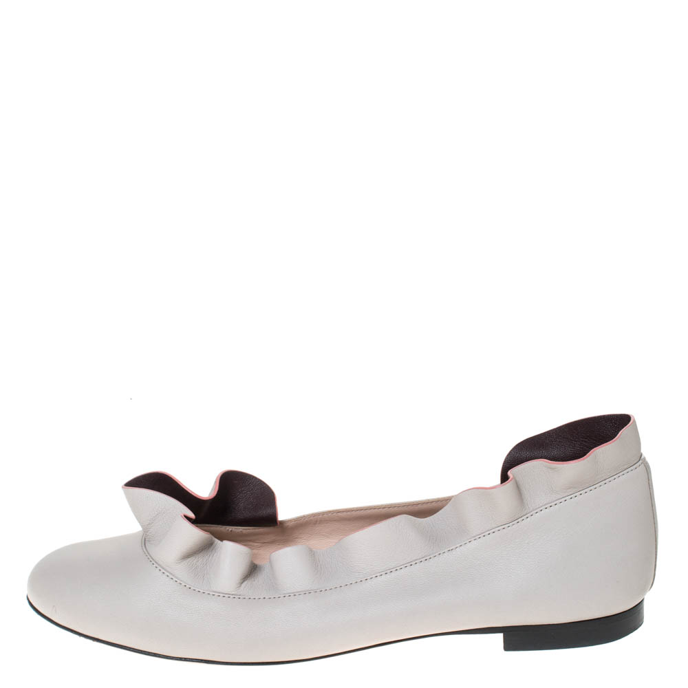 

Fendi Beige Leather Ruffle Ballet Flats Size