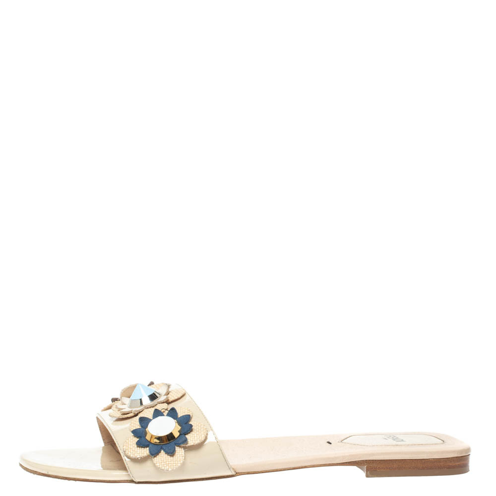 

Fendi Cream Patent Leather Flower Studded Flat Slides Size