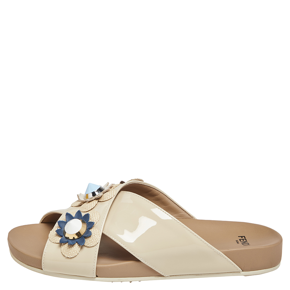 

Fendi Cream Patent Leather Flower And Stud-Embellished Slide Sandals Size