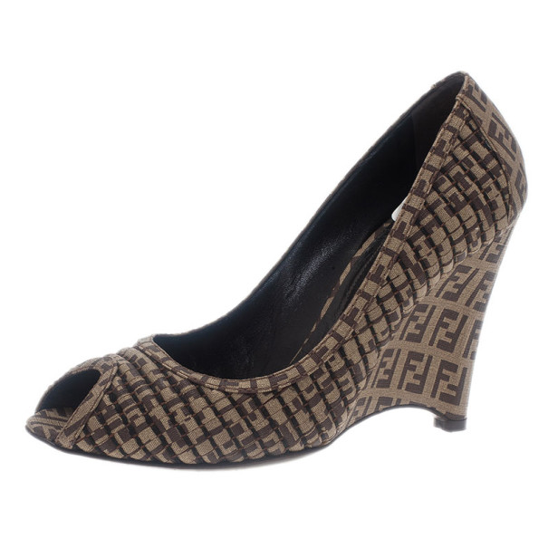 مملوكة مسبقًا حذاء فندي كانفاس بيج زوكينو مقدمة مفتوحة وكعب وتدي مقاس 39