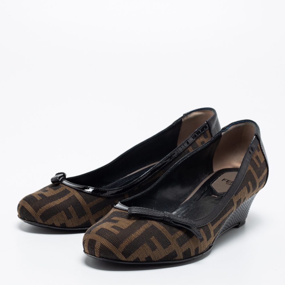 

Fendi Tobacco/Black Zucca Canvas and Lizard Embossed Leather Bow Wedge Pumps Size, Brown