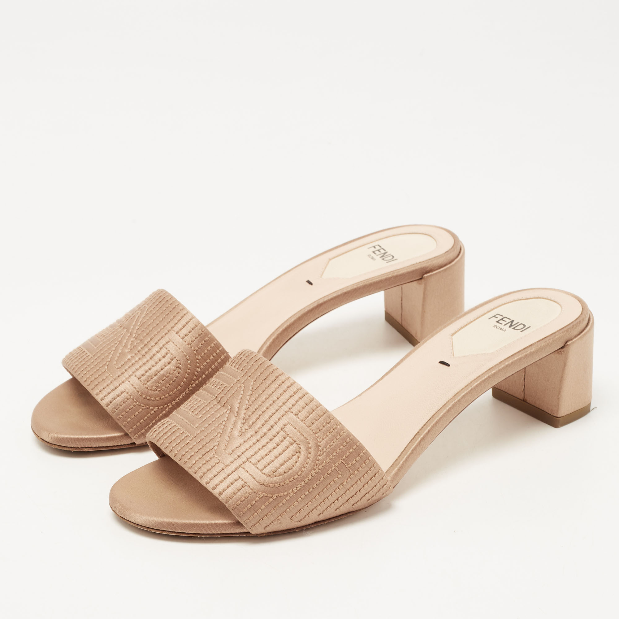 

Fendi Beige Satin Logo Slides Size