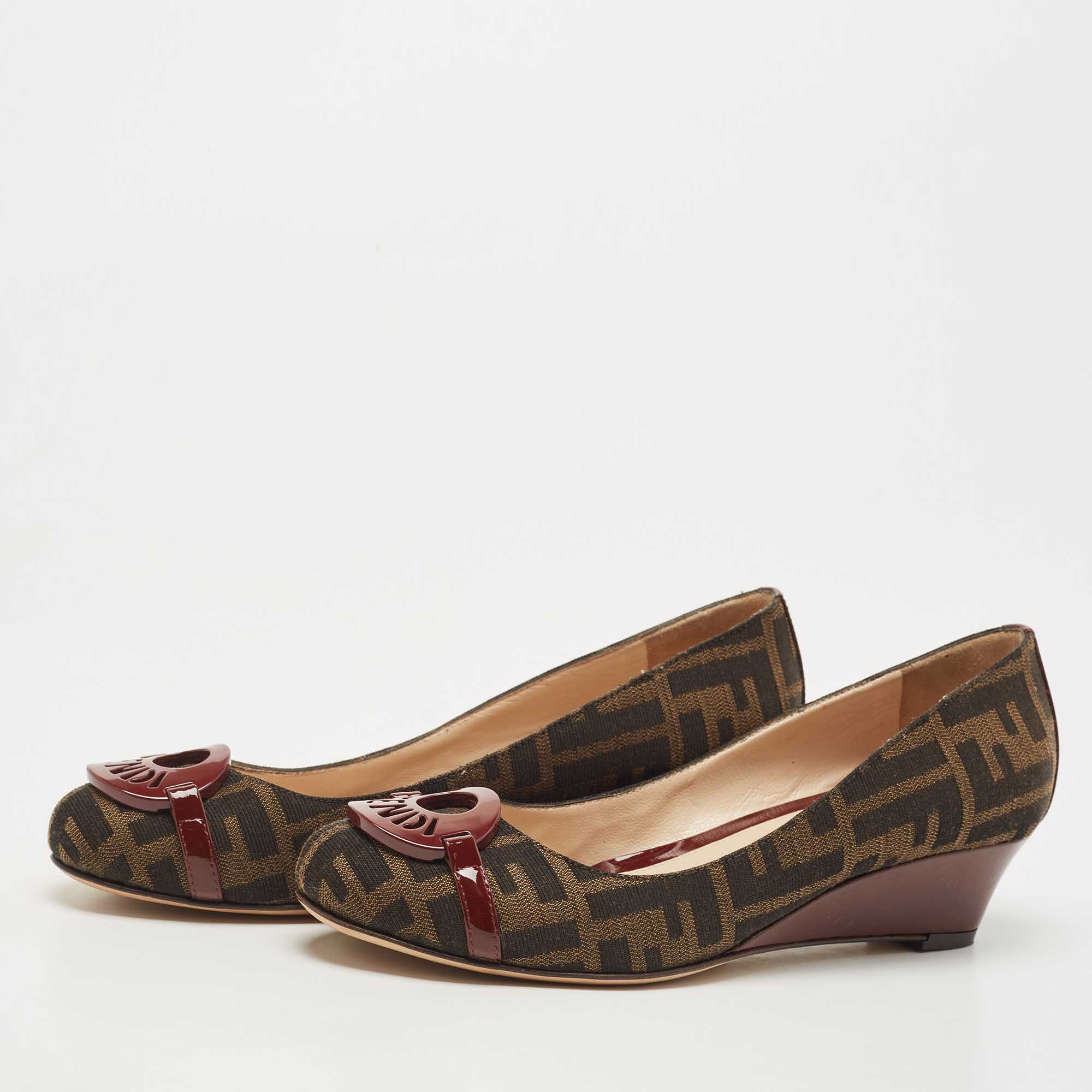 

Fendi Burgundy/Brown Patent Leather and Tobacco Zucca Canvas Logo Plate Wedge Pumps Size