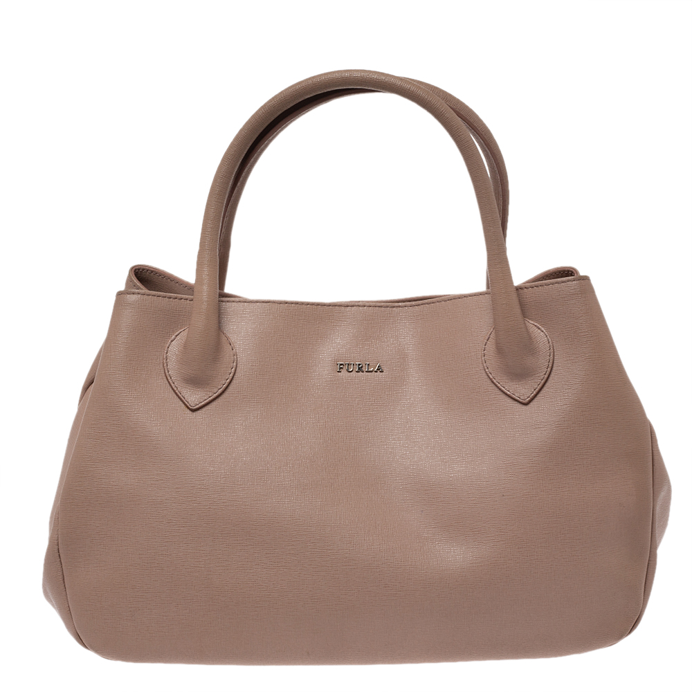 Finely crafted from beige leather and shining with luxury is this beautiful tote by Furla. It comes with a nylon interior to store your essentials and two handles on top. You truly deserve to have a well made creation like this one.