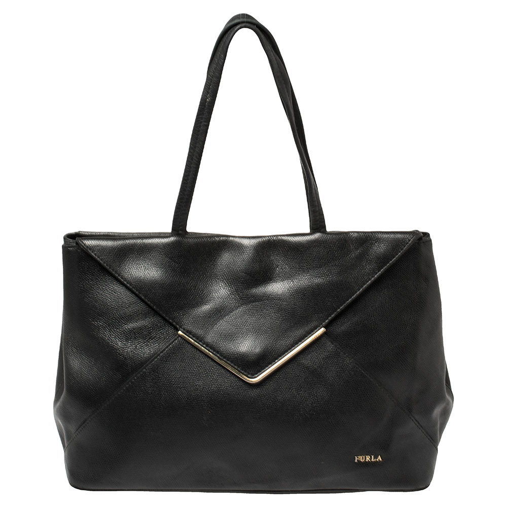 This Furla tote is beautiful in so many ways. From its design to its structure the leather bag exudes charm and high fashion. It flaunts a black color front envelope flap and two top handles. The bag is complete with a spacious fabric interior and metal feet.
