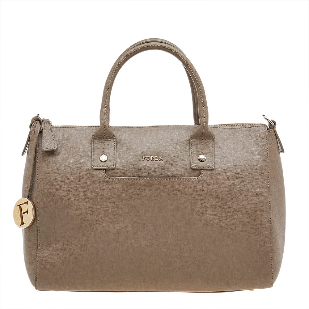 This elegant Linda tote is from the house of Furla. Crafted from leather and lined with fabric on the insides the bag is added with dual top handles and a dangling logo charm. Swing it along for shopping or to work.