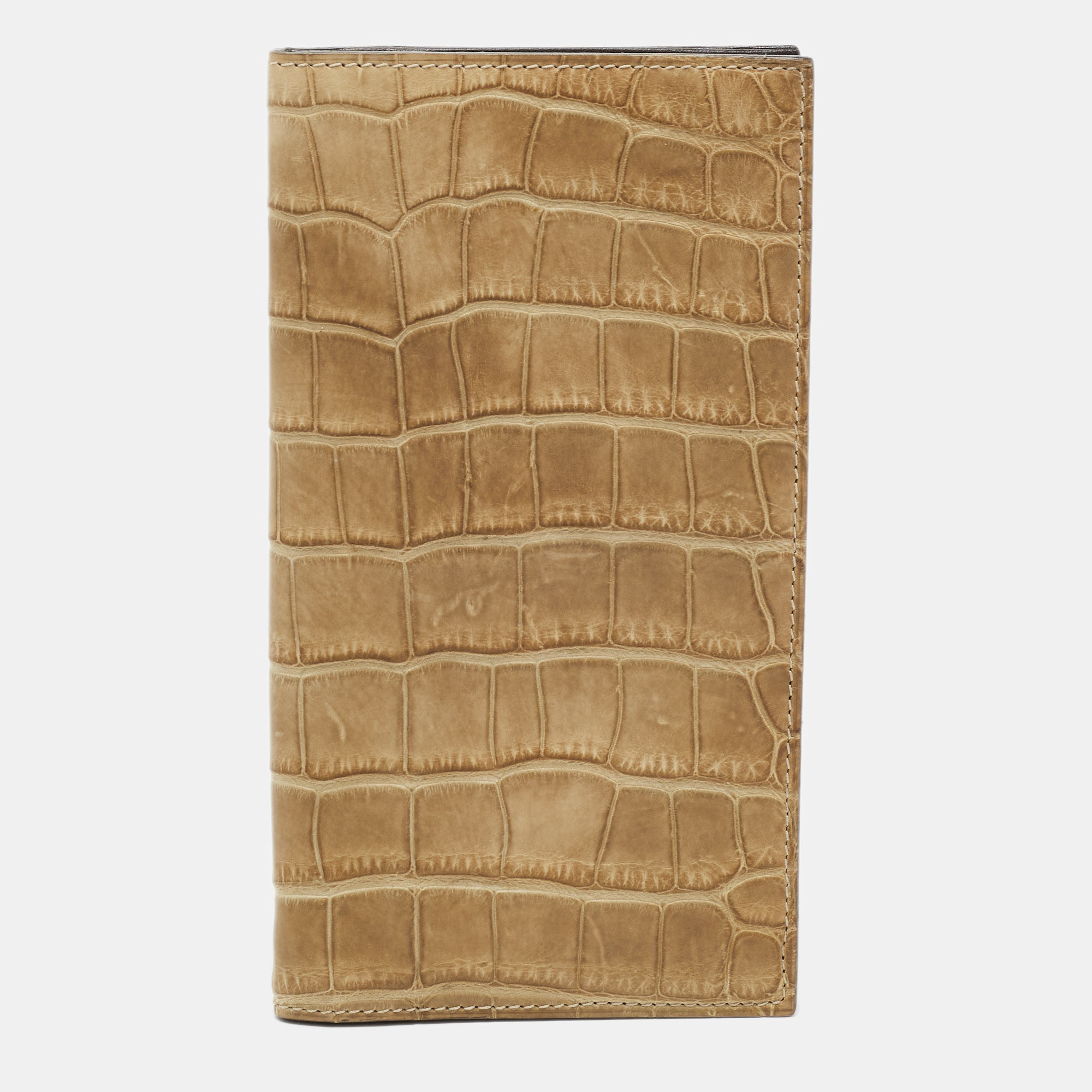 This designer wallet is an immaculate balance of sophistication and rational utility. It has been designed using prime quality materials and elevated by a sleek finish. The creation is equipped with ample space for your monetary essentials.