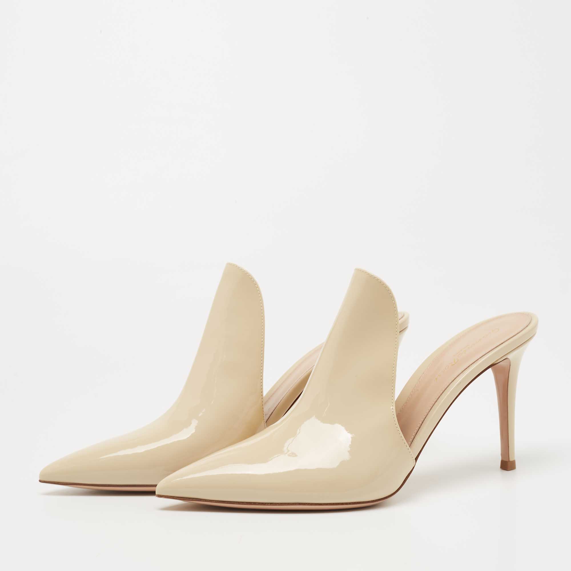

Gianvito Rossi Beige Patent Leather Aramis Pointed Toe Mules Size