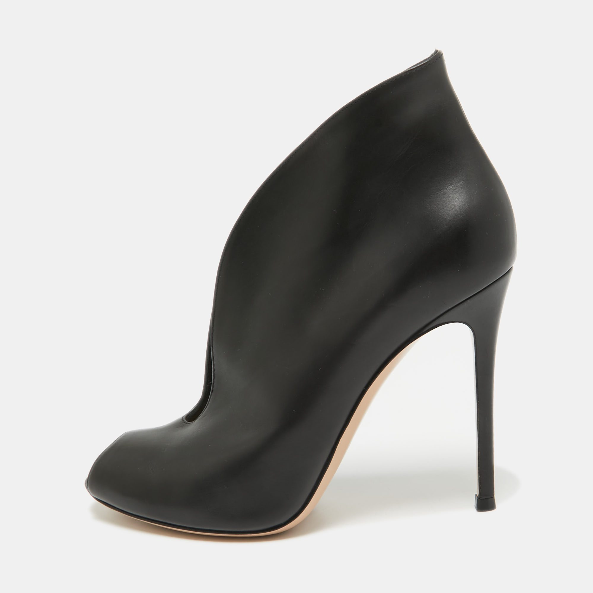 

Gianvito Rossi Black Leather Vamp Booties Size