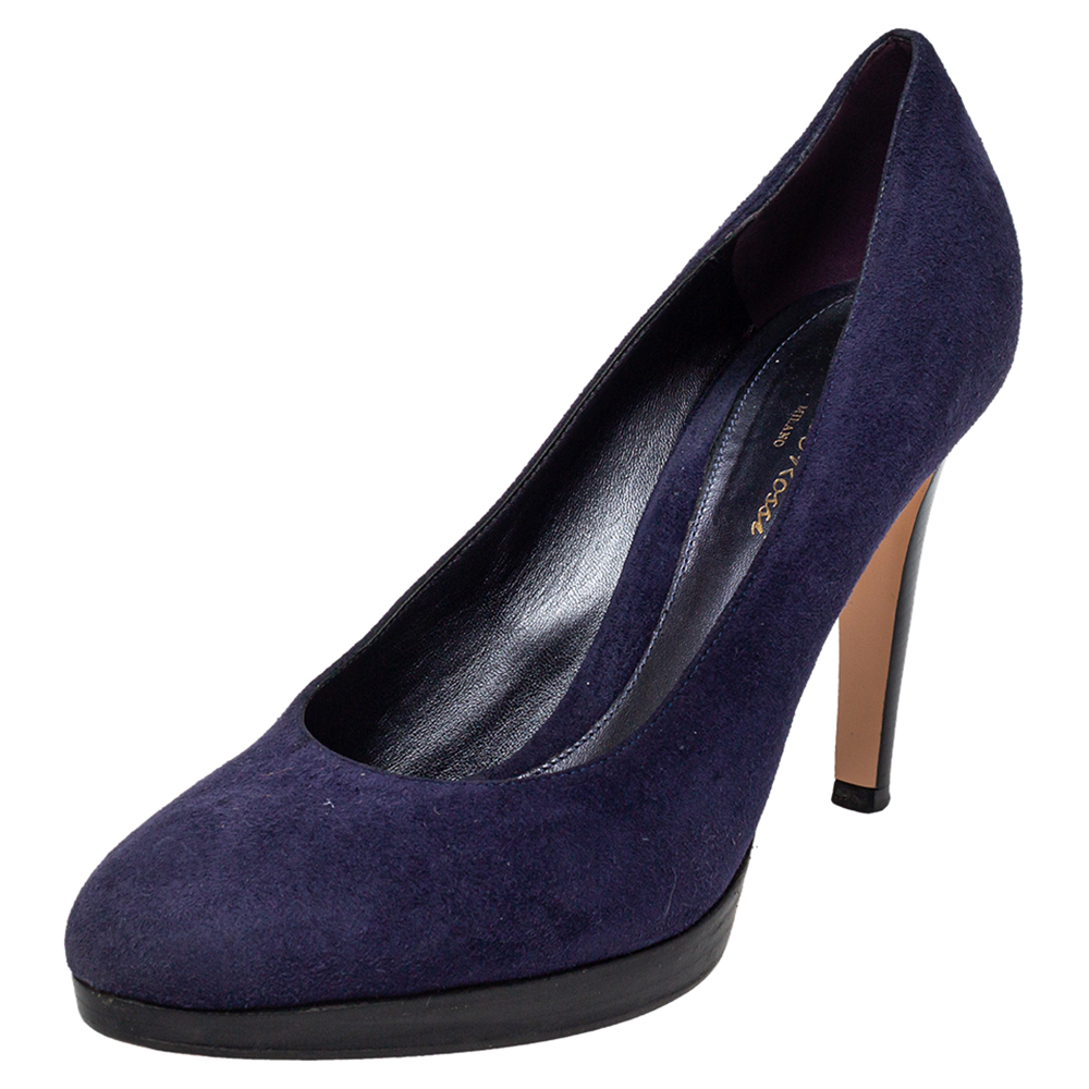 Look fabulous in this pair of pumps crafted out of suede. Effortlessly slip into this pair of beautiful pumps from the house of Gianvito Rossi. Make a resolute style statement while flaunting this pair of impressive blue pumps.