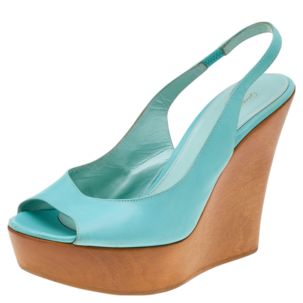 Add a bright pop of color to your ensemble with these Gianvito Rossi wedges that are totally perfect for the summer season. With their gorgeous turquoise color the leather slingbacks flaunt towering 12.5 cm heels and rubber soles for a stylish yet comfortable touch.