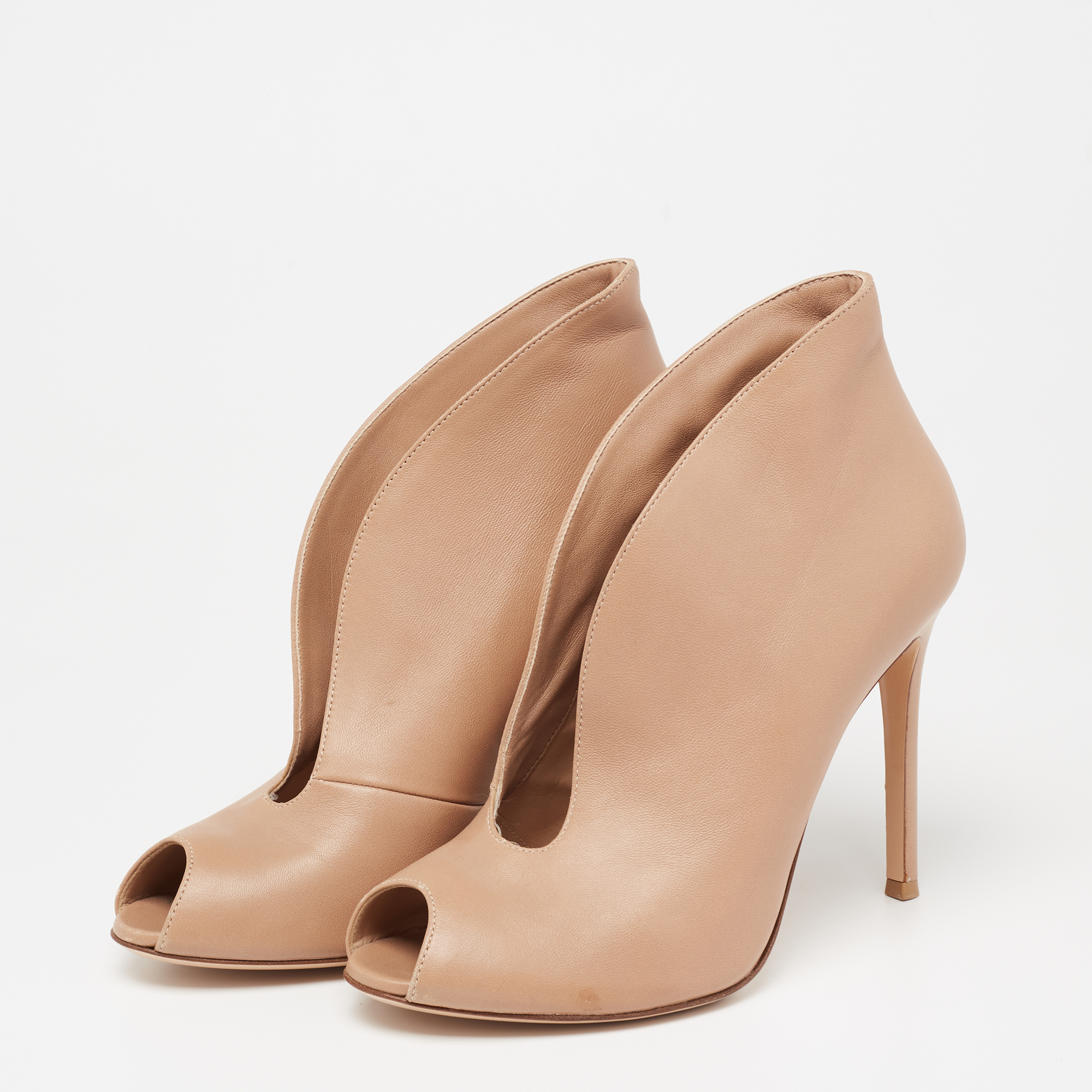

Gianvito Rossi Beige Leather V Neck Peep Toe Booties Size