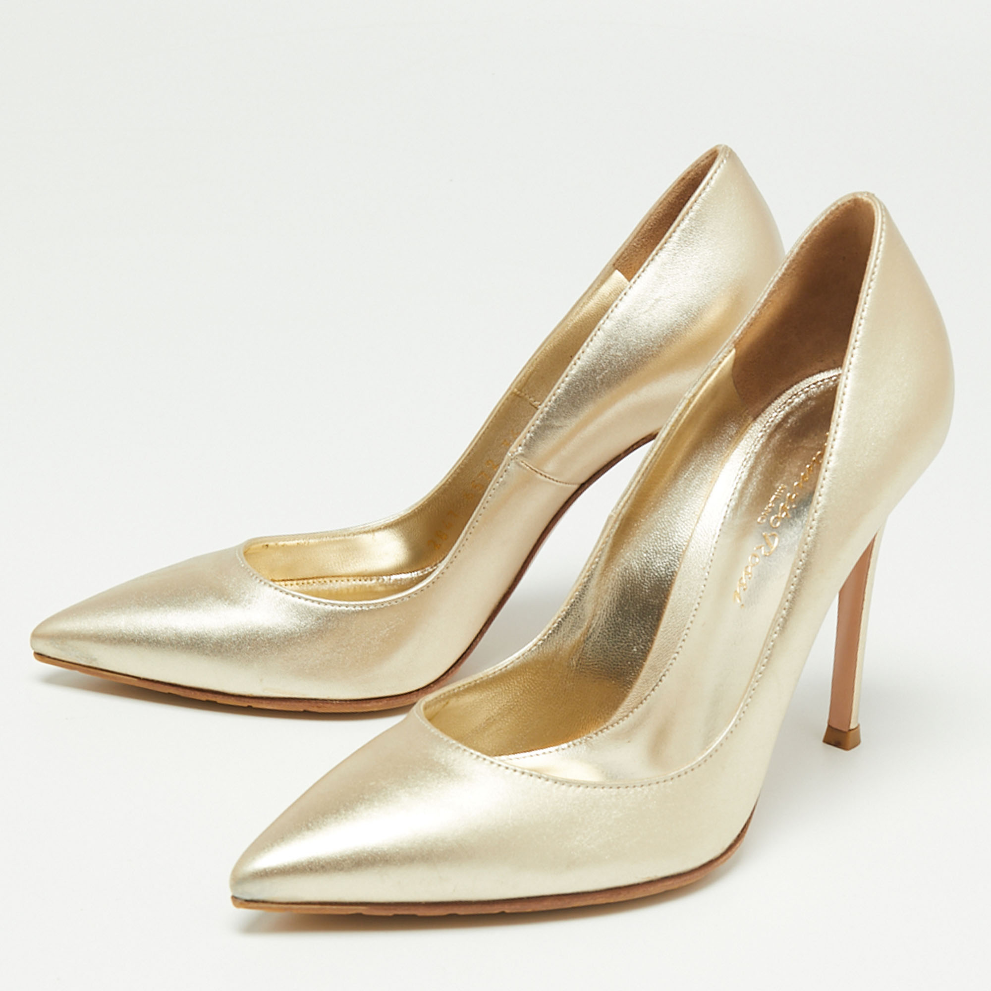 

Gianvito Rossi Gold Leather Pointed Toe Pumps Size