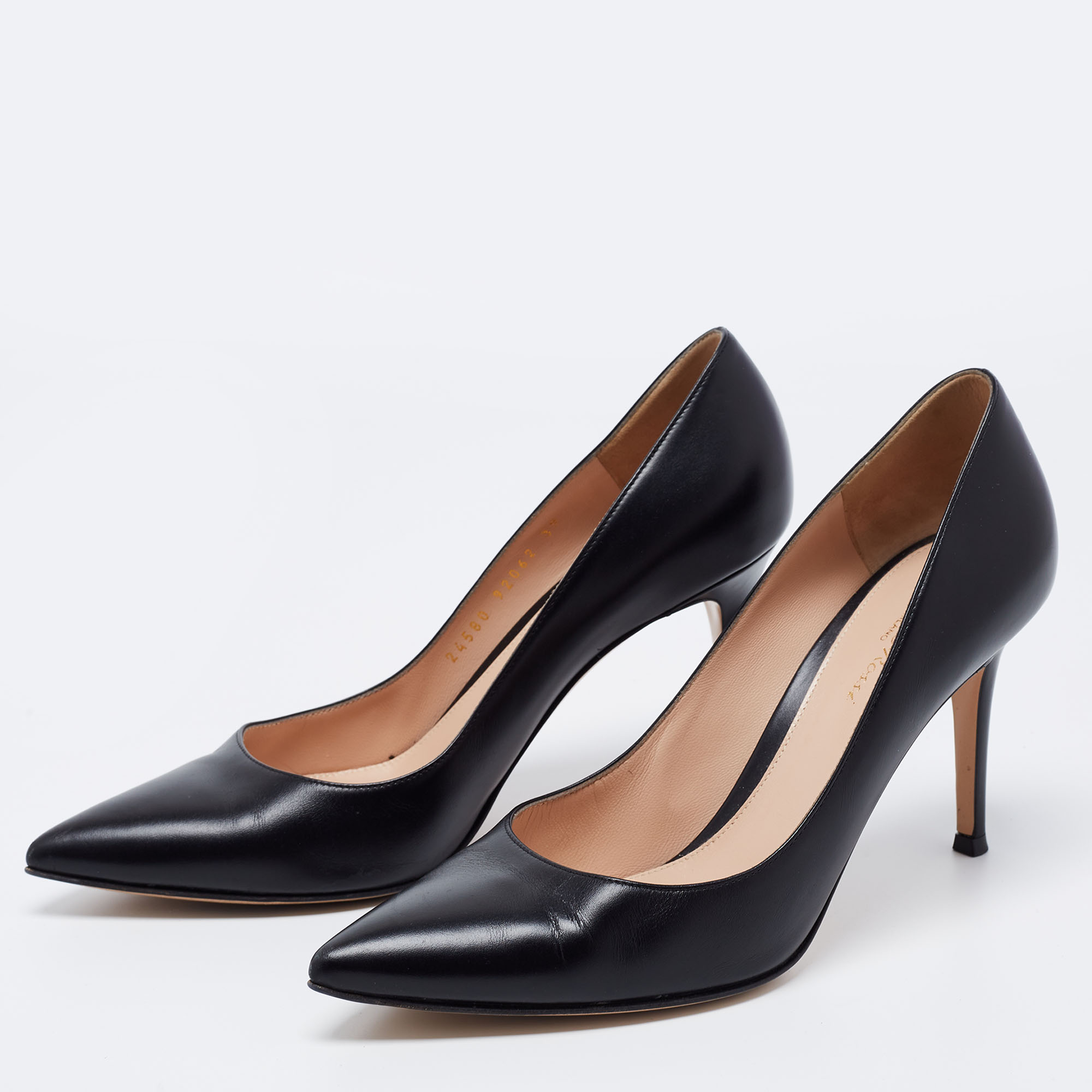

Gianvito Rossi Black Leather Pointed Toe Pumps Size