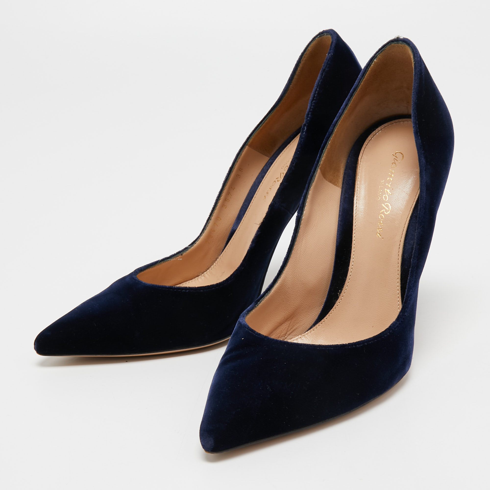 

Gianvito Rossi Navy Blue Velvet Gianvito Pumps Size