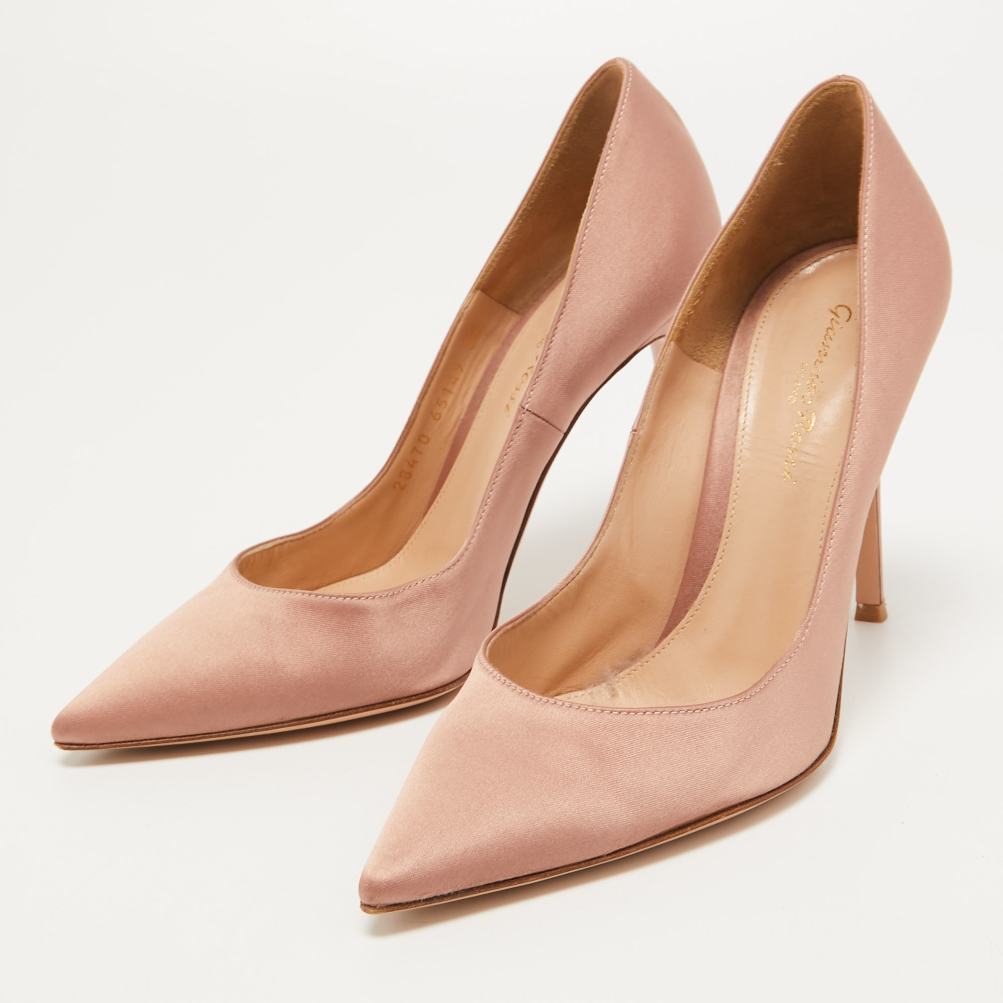 

Gianvito Rossi Pink Satin Pointed Toe Pumps Size