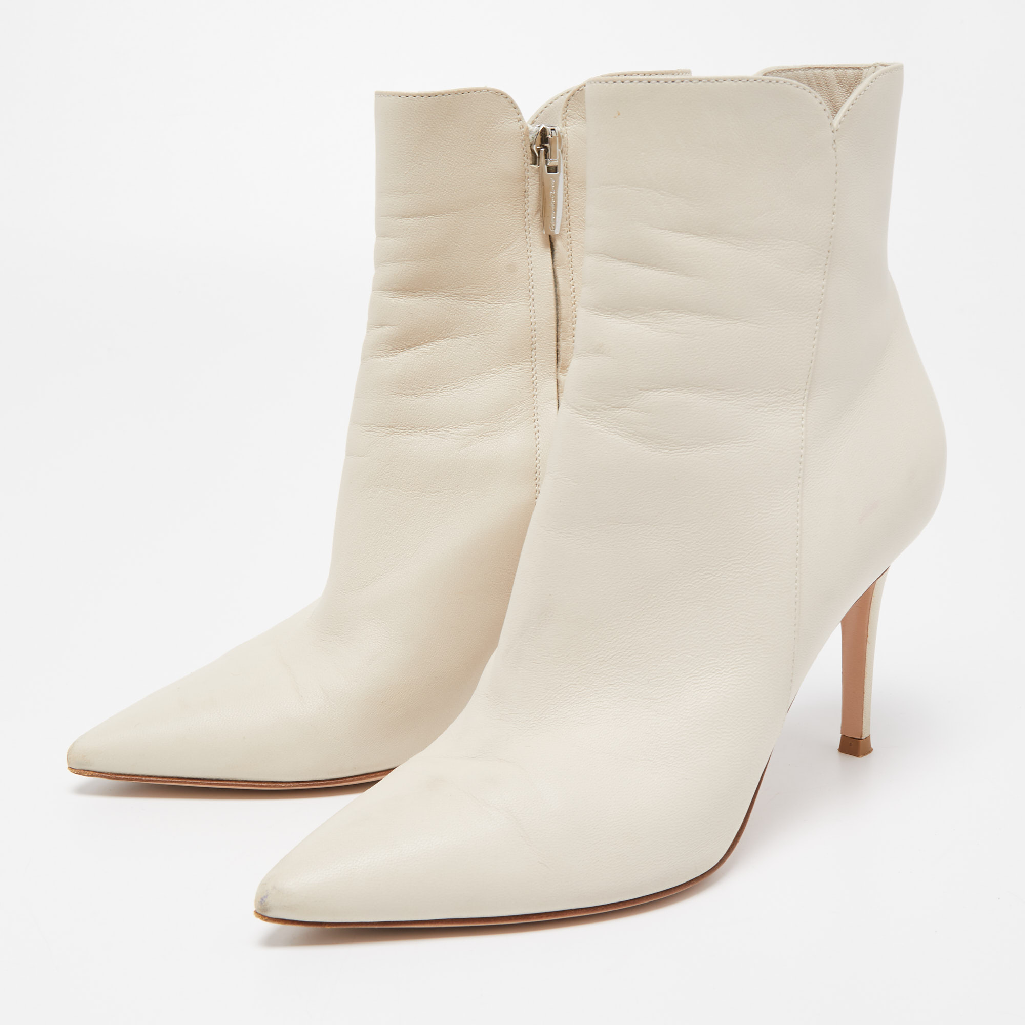 

Gianvito Rossi Cream Leather Ankle Booties Size