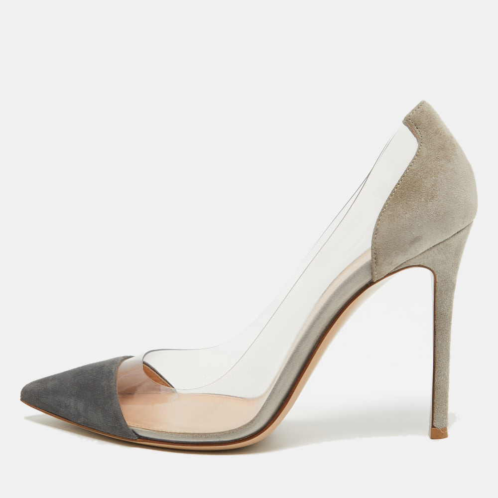 The grey shade of this pair of Gianvito Rossi pumps makes it pleasing and appealing. Created from PVC and suede these shoes are articulately designed and flaunt pointed toes