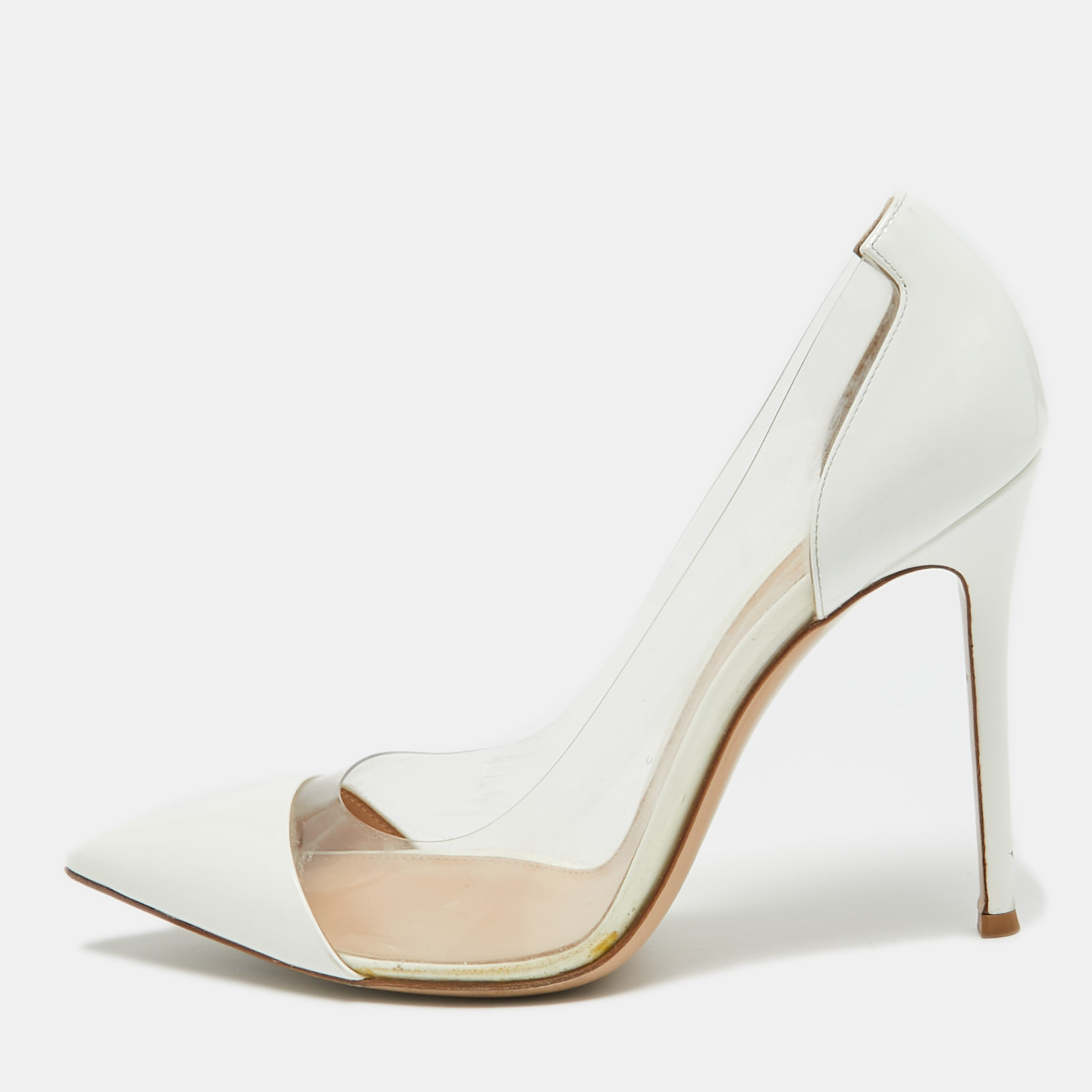 The white shade of this pair of Gianvito Rossi pumps makes it pleasing and appealing. Created from PVC and leather these shoes are articulately designed and flaunt pointed toes The 11cm heels of this pair will offer you chic and bold steps.