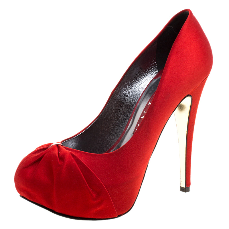 مملوكة مسبقًا Gina Red Satin Clair Hoodie Platform Pumps Size 38