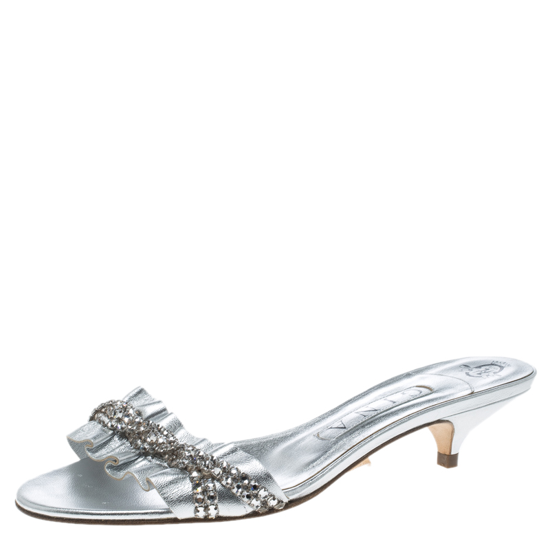 Pre Owned صندل جينا جلد بيج مرصع بكريستالات مقاس 39