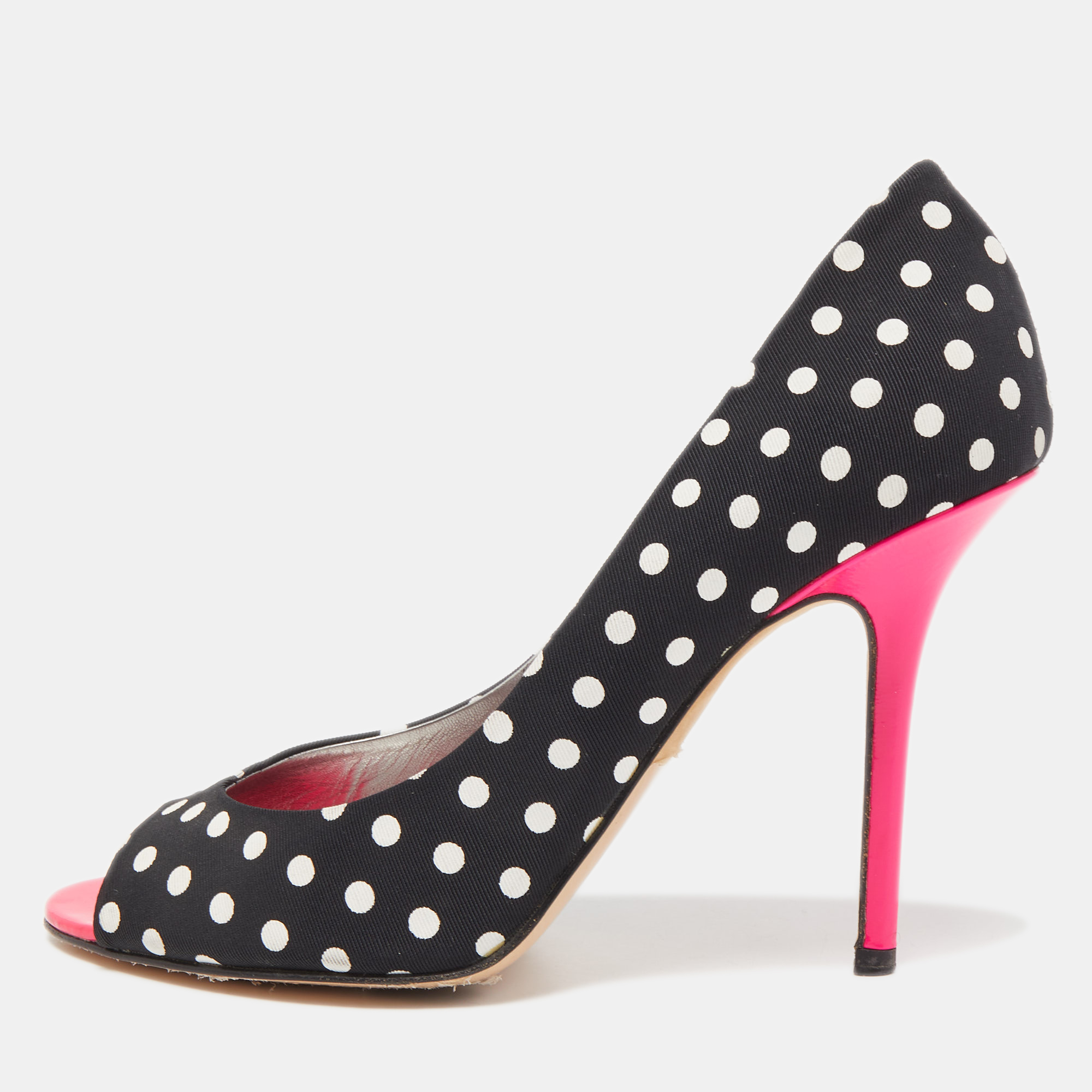 Ginas pumps are here to steal the limelight. Created using black white canvas these stunning pumps feature cute polka dotted prints throughout. They have peep toes and 11cm heels.